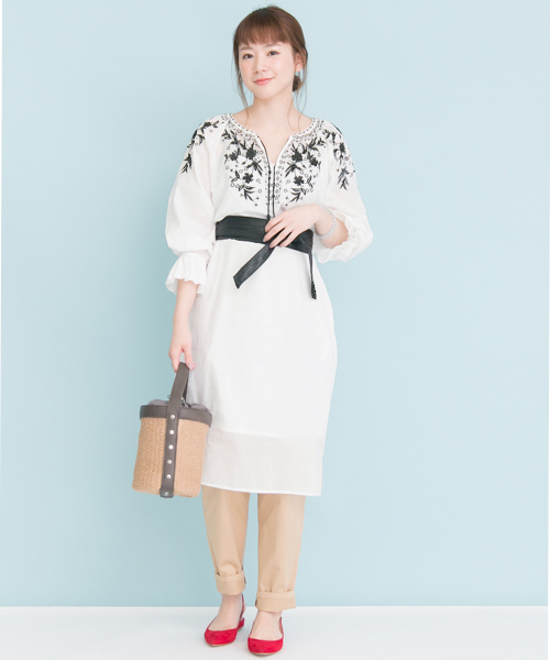 URBAN RESEARCH（アーバンリサーチ）の「 【TRILL掲載】UR フラワー刺繍ワンピース　（ワンピース・レディース・ホワイト/ネイビー・FREE）」の15枚目の写真