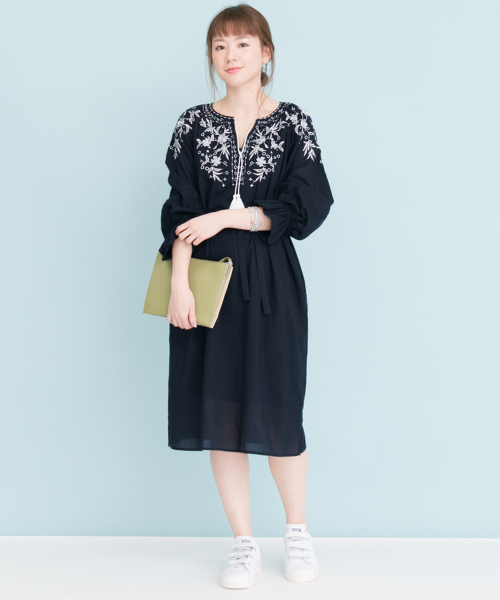 URBAN RESEARCH（アーバンリサーチ）の「 【TRILL掲載】UR フラワー刺繍ワンピース　（ワンピース・レディース・ホワイト/ネイビー・FREE）」の16枚目の写真