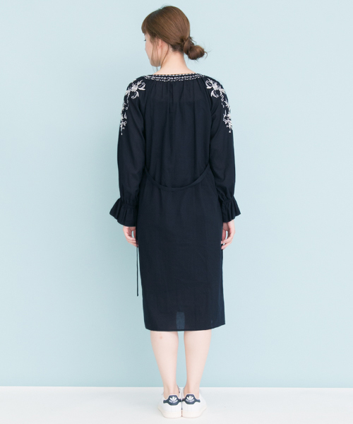 URBAN RESEARCH（アーバンリサーチ）の「 【TRILL掲載】UR フラワー刺繍ワンピース　（ワンピース・レディース・ホワイト/ネイビー・FREE）」の9枚目の写真