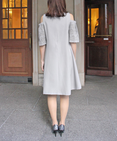 RANDA（ランダ）の「オープンショルダーAラインワンピース（ワンピース・レディース・ブラック/ベージュ/ブルー・0/1）」の5枚目の写真