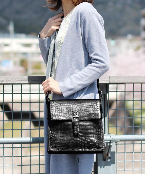 sankyo shokai(サンキョウショウカイ)の「クロコダイルレザーショルダーバッグ日本製(ショルダーバッグ・メンズ・ネイビー/ダークブラウン/ブラック・FREE)」の9枚目の写真