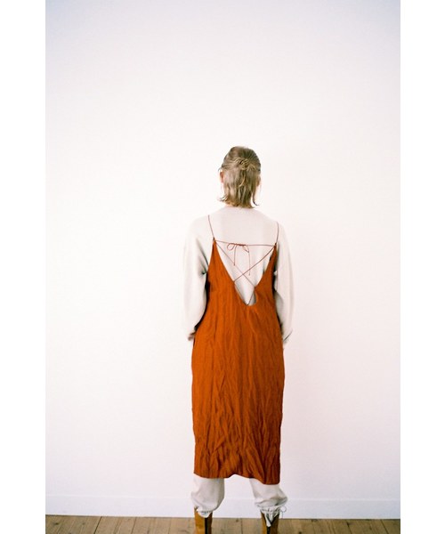 CLANE(クラネ)の「CENTER SLIT WRINKLE CAMISOLE(キャミソール・レディース・ブラック/グリーン系その他/キャメル・2/1)」の4枚目の写真