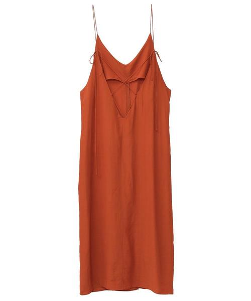 CLANE(クラネ)の「CENTER SLIT WRINKLE CAMISOLE(キャミソール・レディース・ブラック/グリーン系その他/キャメル・2/1)」の10枚目の写真