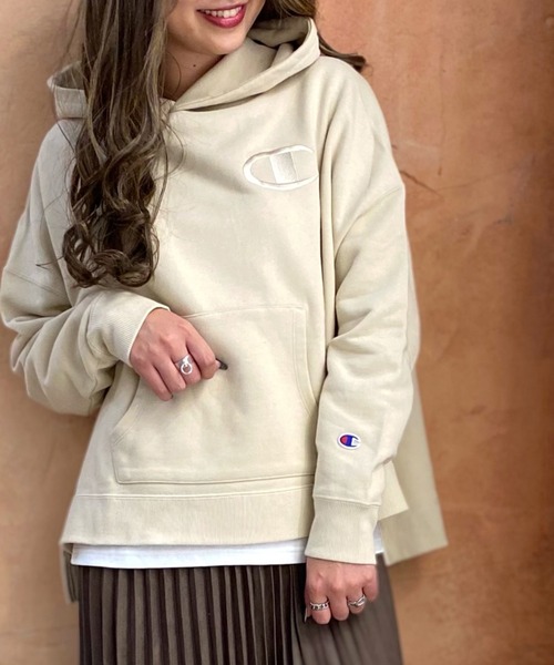 Champion(チャンピオン)の「【Champion】ビッグCロゴスウェットパーカー(パーカー・レディース・ブラック/ライトピンク/ライトベージュ/ライム・M/L)」の3枚目の写真