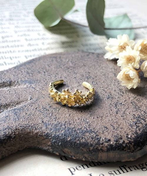 m.soeur（エムスール）の「小花のイヤーカフ＊（イヤーカフ・レディース・シルバー/ゴールド・FREE）」の2枚目の写真