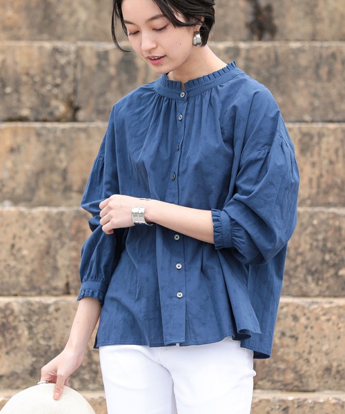 OMNES（オムネス）の「ドットジャガードフリル衿シャツ（シャツ/ブラウス・レディース・ホワイト/ネイビー/イエロー・FREE）」の3枚目の写真