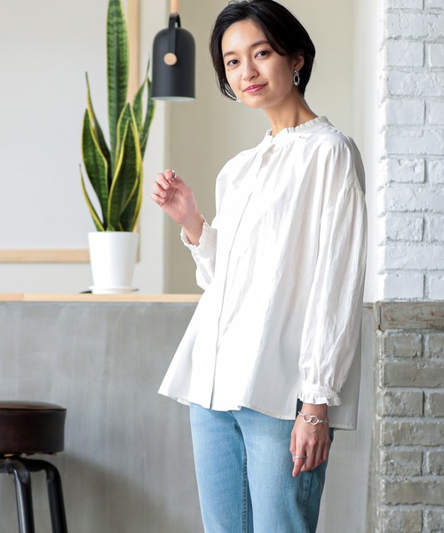 OMNES（オムネス）の「ドットジャガードフリル衿シャツ（シャツ/ブラウス・レディース・ホワイト/ネイビー/イエロー・FREE）」の2枚目の写真