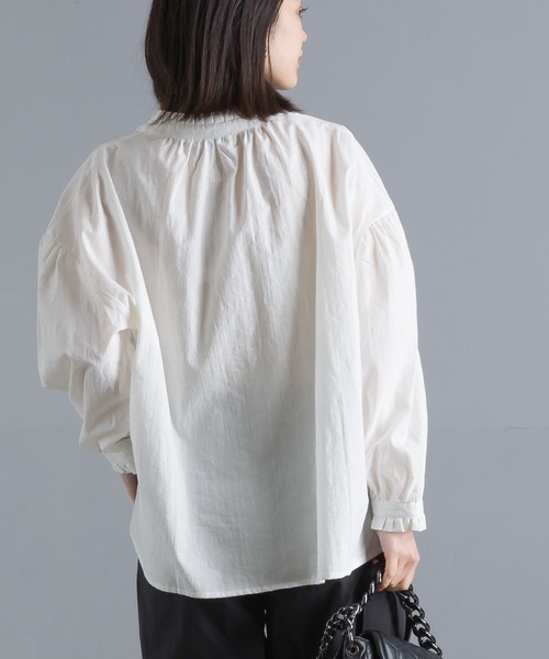 OMNES（オムネス）の「ドットジャガードフリル衿シャツ（シャツ/ブラウス・レディース・ホワイト/ネイビー/イエロー・FREE）」の7枚目の写真