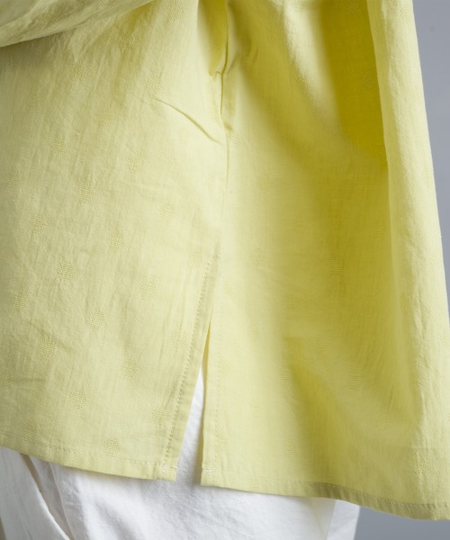 OMNES（オムネス）の「ドットジャガードフリル衿シャツ（シャツ/ブラウス・レディース・ホワイト/ネイビー/イエロー・FREE）」の6枚目の写真