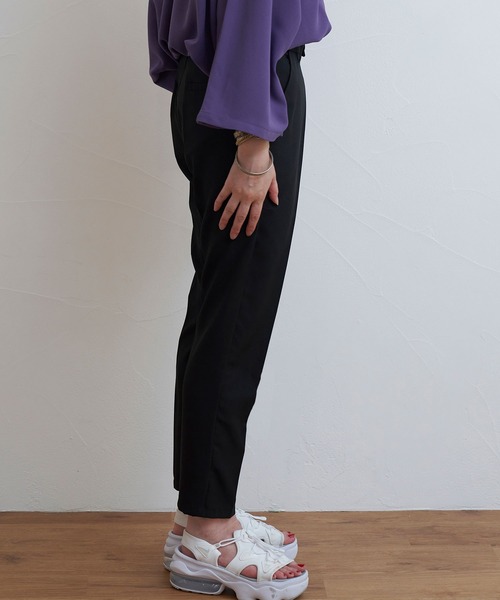 INTERPLAY(インタープレイ)の「【INTERPLAY】 タイトフィットテーパード センタープレスパンツ(スラックス・レディース・ライトベージュ/グレー/ブラック・MEDIUM/SMALL/LARGE)」の9枚目の写真