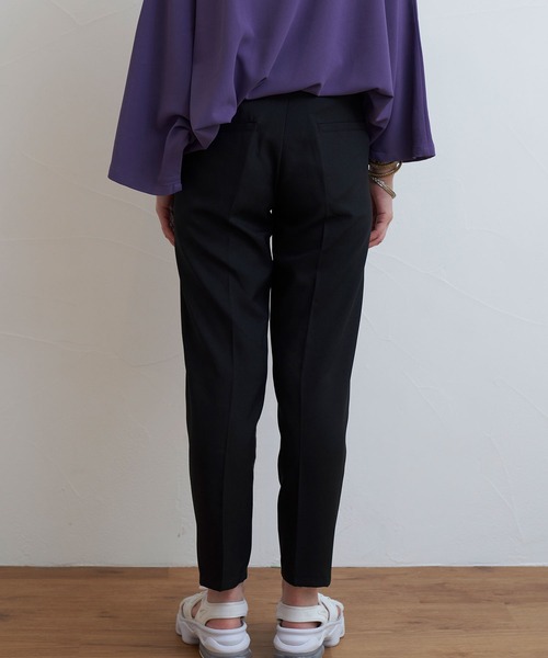 INTERPLAY(インタープレイ)の「【INTERPLAY】 タイトフィットテーパード センタープレスパンツ(スラックス・レディース・ライトベージュ/グレー/ブラック・MEDIUM/SMALL/LARGE)」の10枚目の写真