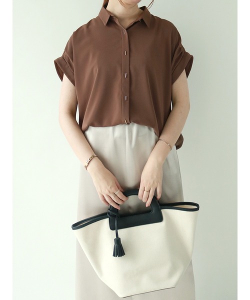 Te chichi（テチチ）の「肩タックTバー釦シャツブラウス（シャツ/ブラウス・レディース・ブラウン/ブラック/オフホワイト・ﾌﾘ-）」の3枚目の写真
