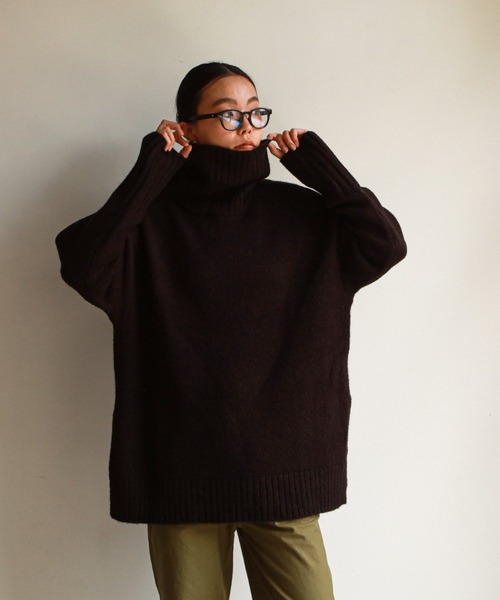 feepur（フェピュール）の「《ウォッシャブル》サイドスリットタートルネックオーバーニット（ニット/セーター・レディース・オフホワイト/ピンクベージュ/オリーブ/ブラック・MEDIUM）」の2枚目の写真