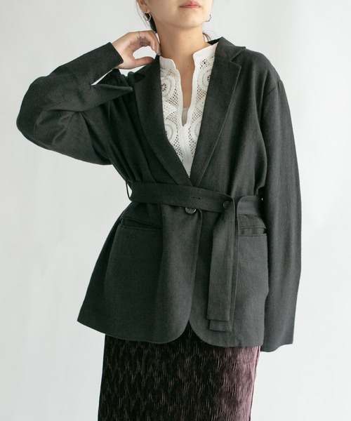 KBF（ケイビーエフ）の「リネンMIXデザインベルトジャケット（テーラードジャケット・レディース・アイボリー/ベージュ/ブラック・ONE）」の2枚目の写真