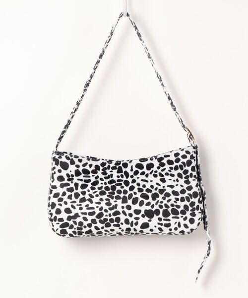 SPINNS（スピンズ）の「ダルメシアン柄エコファーバケットバッグ（ハンドバッグ・レディース・ブラック×ホワイト・ONESIZE）」の2枚目の写真