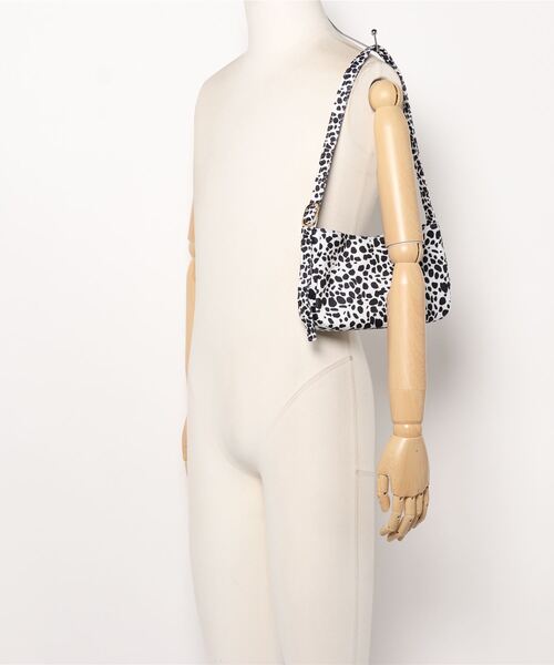 SPINNS（スピンズ）の「ダルメシアン柄エコファーバケットバッグ（ハンドバッグ・レディース・ブラック×ホワイト・ONESIZE）」の5枚目の写真