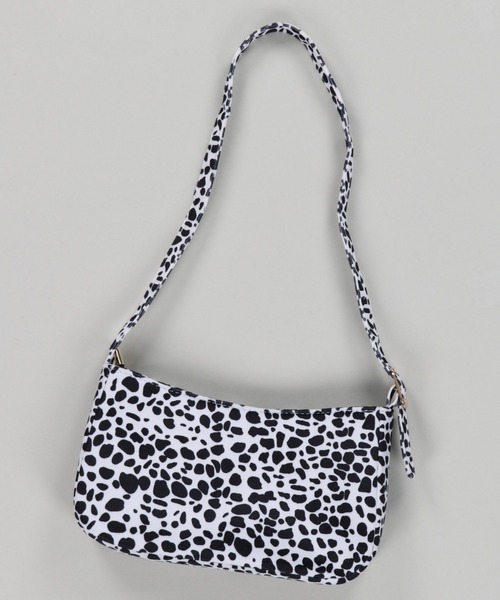 SPINNS（スピンズ）の「ダルメシアン柄エコファーバケットバッグ（ハンドバッグ・レディース・ブラック×ホワイト・ONESIZE）」の8枚目の写真