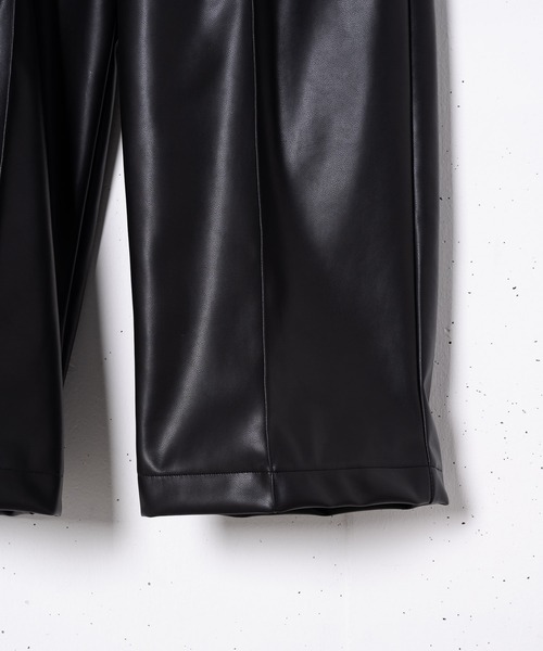 CASPER JOHN（キャスパージョン）の「Center Pleats Fake Leather Wide Slacks/センタープリーツフェイクレザーワイドスラックス（スラックス・メンズ・ブラック/グレー・SMALL/MEDIUM/LARGE）」の9枚目の写真