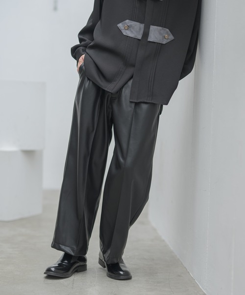 CASPER JOHN（キャスパージョン）の「Center Pleats Fake Leather Wide Slacks/センタープリーツフェイクレザーワイドスラックス（スラックス・メンズ・ブラック/グレー・SMALL/MEDIUM/LARGE）」の7枚目の写真