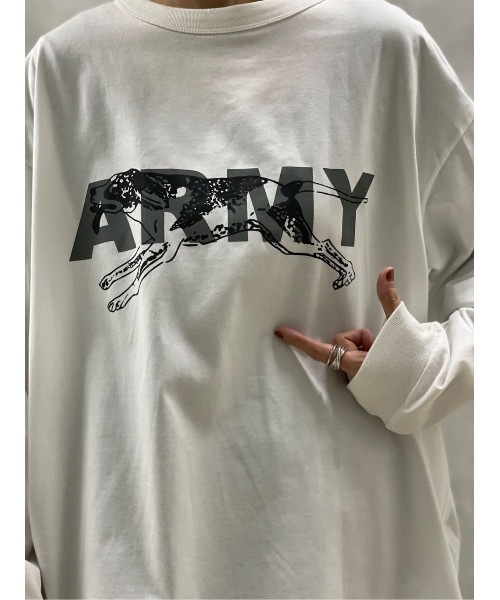 BEARDSLEY（ビアズリー）の「《FRIPIER・ユニセックス》ARMYロングTシャツ（ドッグ）（Tシャツ/カットソー・レディース・ホワイト/グレー・FREE）」の2枚目の写真