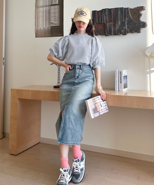 セール】構築的なパワーショルダー。サッカー素材袖コンシャスブラウス