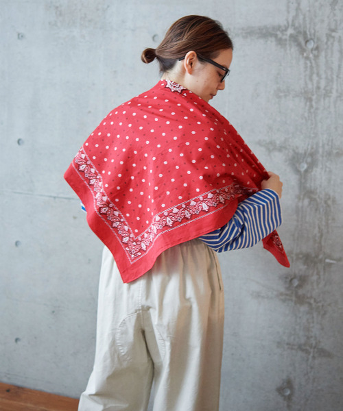 PAR ICI(パーリッシィ)の「高密度ローン 大柄バンダナ(バンダナ/スカーフ・レディース・レッド/ネイビー・FREE)」の5枚目の写真