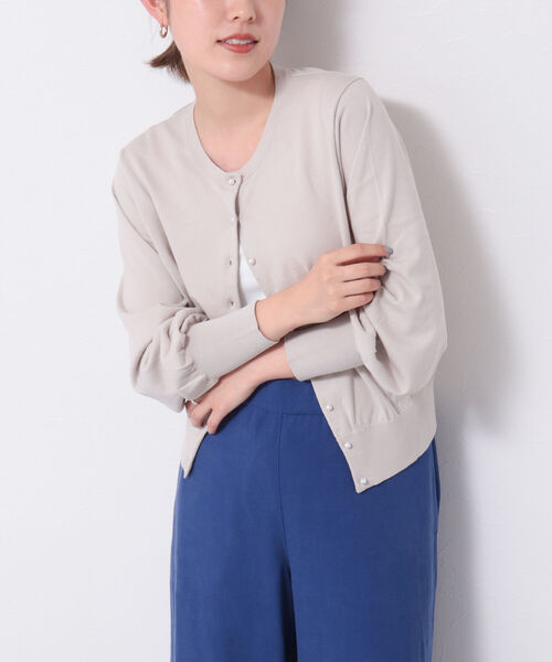 NOLLEY’S（ノーリーズ）の「パール釦クルーネックカーディガン（カーディガン/ボレロ・レディース・ベージュ/ネイビー/サックスブルー/ピンク/ライトグリーン/ホワイト系その他4・38/36）」の3枚目の写真