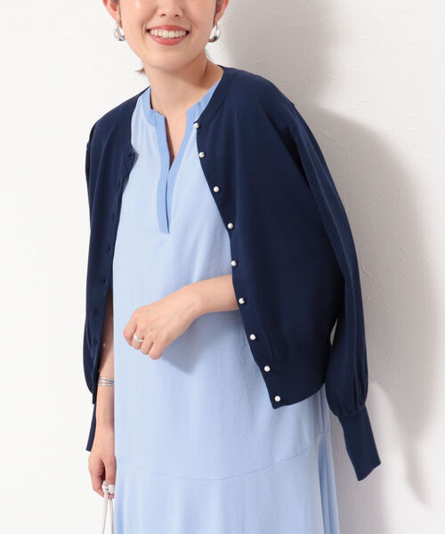 NOLLEY’S（ノーリーズ）の「パール釦クルーネックカーディガン（カーディガン/ボレロ・レディース・ベージュ/ネイビー/サックスブルー/ピンク/ライトグリーン/ホワイト系その他4・38/36）」の5枚目の写真