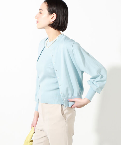 NOLLEY’S（ノーリーズ）の「パール釦クルーネックカーディガン（カーディガン/ボレロ・レディース・ベージュ/ネイビー/サックスブルー/ピンク/ライトグリーン/ホワイト系その他4・38/36）」の6枚目の写真
