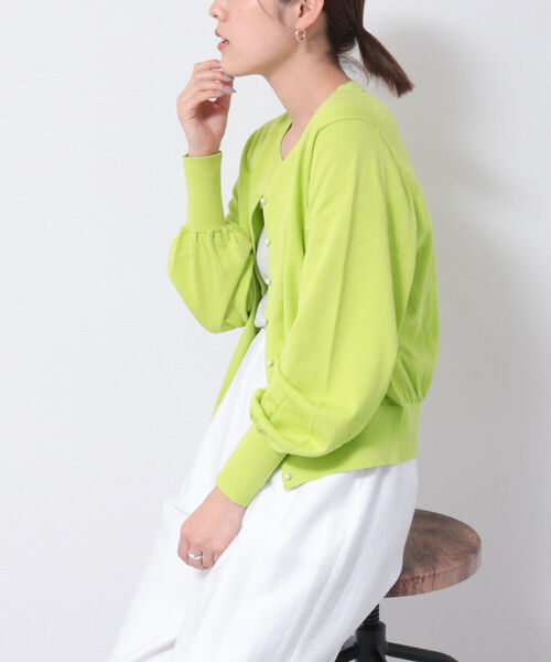 NOLLEY’S（ノーリーズ）の「パール釦クルーネックカーディガン（カーディガン/ボレロ・レディース・ベージュ/ネイビー/サックスブルー/ピンク/ライトグリーン/ホワイト系その他4・38/36）」の4枚目の写真