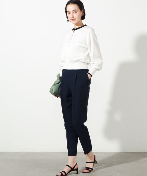 NOLLEY’S（ノーリーズ）の「パール釦クルーネックカーディガン（カーディガン/ボレロ・レディース・ベージュ/ネイビー/サックスブルー/ピンク/ライトグリーン/ホワイト系その他4・38/36）」の9枚目の写真