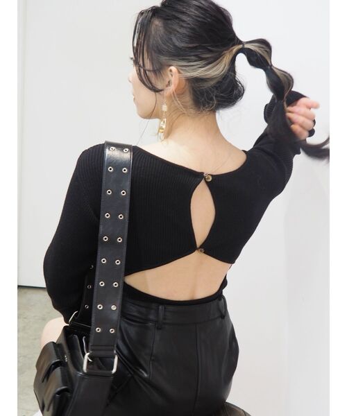 EVRIS（エヴリス）の「バックオープンタイトニットトップス（ニット/セーター・レディース・ブラック/パープル/アイボリー・FREE）」の3枚目の写真