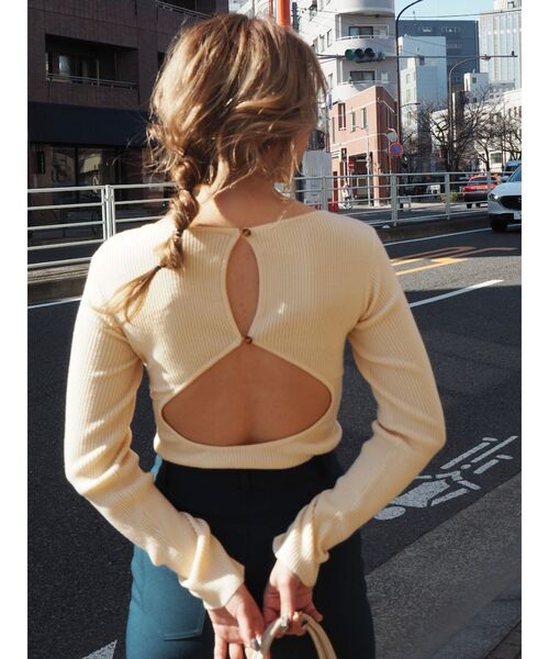 EVRIS（エヴリス）の「バックオープンタイトニットトップス（ニット/セーター・レディース・ブラック/パープル/アイボリー・FREE）」の4枚目の写真