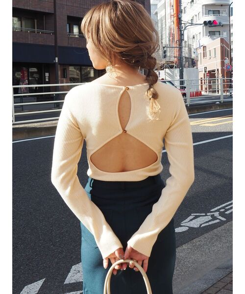 EVRIS（エヴリス）の「バックオープンタイトニットトップス（ニット/セーター・レディース・ブラック/パープル/アイボリー・FREE）」の5枚目の写真