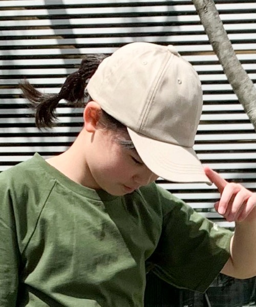 COMME CA ISM(コムサイズム)の「UVカット キャップ(キャップ・キッズ・ベージュ/ネイビー/レッド/ホワイト・MEDIUM/LARGE)」の2枚目の写真