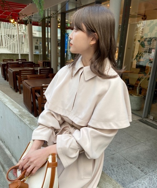 one after another NICE CLAUP（ワンアフターアナザーナイスクラップ）の「2WAYケープ付きステンカラートレンチコート（トレンチコート・レディース・ベージュ/アイボリー・MEDIUM/LARGE）」の14枚目の写真