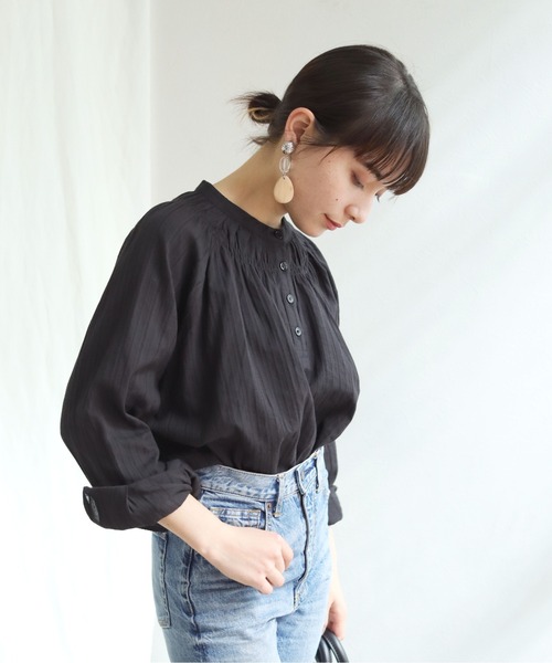 HER CLOSET（ハークローゼット）の「【shemoshelly】WEB限定 コットン100%ストライプシースルー刺繍シャーリングギャザーボリュームブラウス（シャツ/ブラウス・レディース・ブラック/オフホワイト・M）」の2枚目の写真