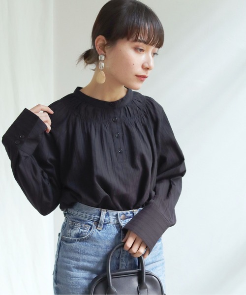 HER CLOSET（ハークローゼット）の「【shemoshelly】WEB限定 コットン100%ストライプシースルー刺繍シャーリングギャザーボリュームブラウス（シャツ/ブラウス・レディース・ブラック/オフホワイト・M）」の4枚目の写真