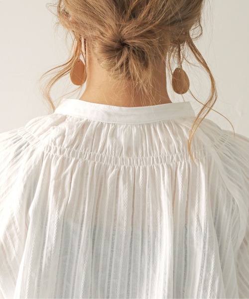 HER CLOSET（ハークローゼット）の「【shemoshelly】WEB限定 コットン100%ストライプシースルー刺繍シャーリングギャザーボリュームブラウス（シャツ/ブラウス・レディース・ブラック/オフホワイト・M）」の14枚目の写真