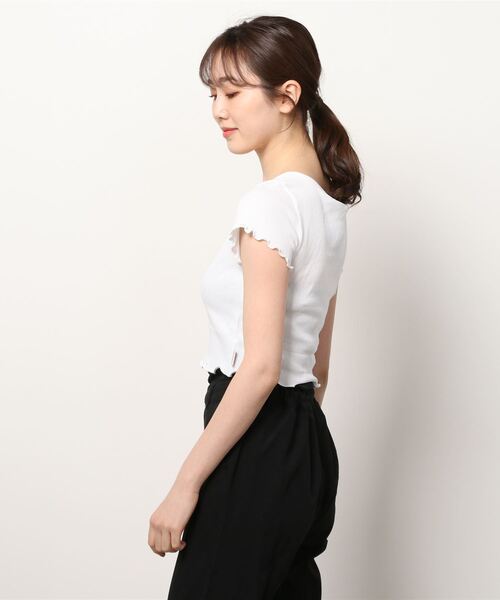 Guess（ゲス）の「GUESS Originals V-Notched Baby Tee（Tシャツ/カットソー・レディース・ホワイト/ブラック/イエロー・SMALL/MEDIUM/X-SMALL/LARGE/X-LARGE）」の10枚目の写真