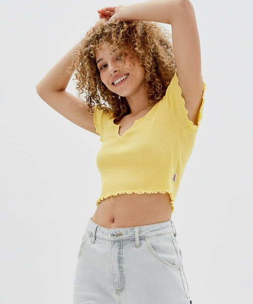 Guess（ゲス）の「GUESS Originals V-Notched Baby Tee（Tシャツ/カットソー・レディース・ホワイト/ブラック/イエロー・SMALL/MEDIUM/X-SMALL/LARGE/X-LARGE）」の3枚目の写真