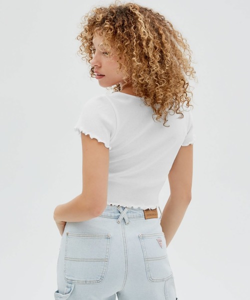 Guess（ゲス）の「GUESS Originals V-Notched Baby Tee（Tシャツ/カットソー・レディース・ホワイト/ブラック/イエロー・SMALL/MEDIUM/X-SMALL/LARGE/X-LARGE）」の4枚目の写真