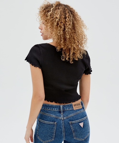 Guess（ゲス）の「GUESS Originals V-Notched Baby Tee（Tシャツ/カットソー・レディース・ホワイト/ブラック/イエロー・SMALL/MEDIUM/X-SMALL/LARGE/X-LARGE）」の7枚目の写真