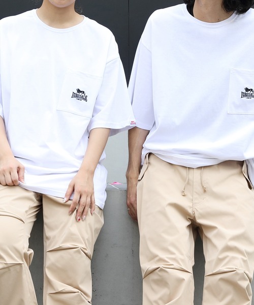LONSDALE(ロンズデール)の「LONSDALE ワンポイント刺繍ポケットTシャツ(Tシャツ/カットソー・メンズ・ホワイト/ブラック・SMALL/X-LARGE/LARGE/MEDIUM)」の2枚目の写真