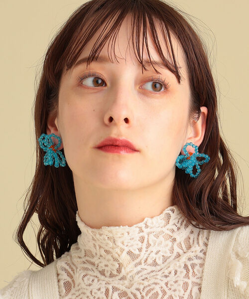 Ray BEAMS（レイビームス）の「designsix / PETAL ピアス（ピアス（両耳用）・レディース・ライトブルー/ピンク・ONE SIZE）」の2枚目の写真