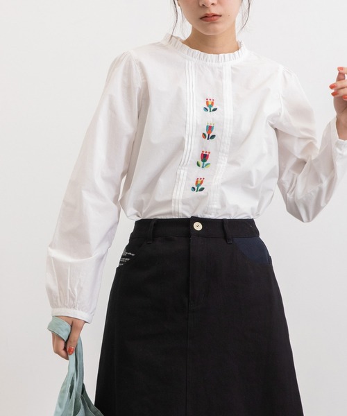 POU DOU DOU(プードゥドゥ)の「刺繍スタンドフリルブラウス(シャツ/ブラウス・レディース・オフホワイト/インディゴブルー/ミント・3)」の2枚目の写真