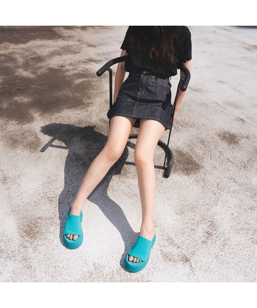 STEVE MADDEN（スティーブマデン）の「ウェッジヒールサボサンダル/STEVE MADDEN THROW BACK-RS（サンダル・レディース・グレイッシュベージュ/ブラック/ターコイズブルー・23.0cm/24.0cm/24.5cm/23.5cm/22.5cm）」の3枚目の写真