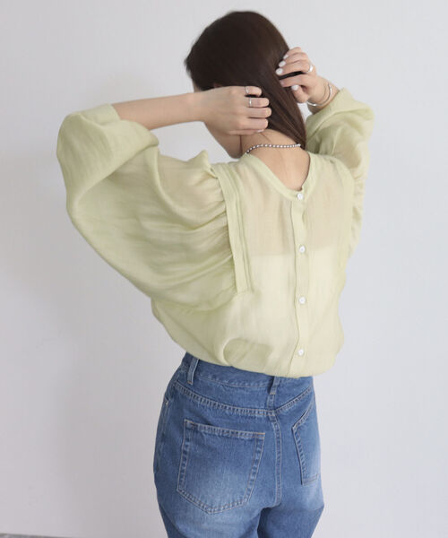 fredy emue(フレディエミュ)の「前開きギャザースリーブブラウス(シャツ/ブラウス・レディース・ブラック/アイボリー/サックスブルー/ラベンダー/ライトグリーン・38)」の11枚目の写真