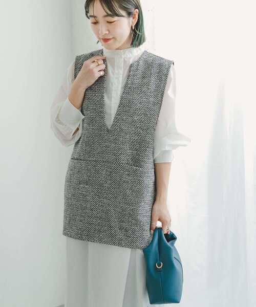 アーバンリサーチのグレー ヘリンボーン Vネック ジレ ITEMS URBANRESEARCH（アイテムズ アーバンリサーチ）の