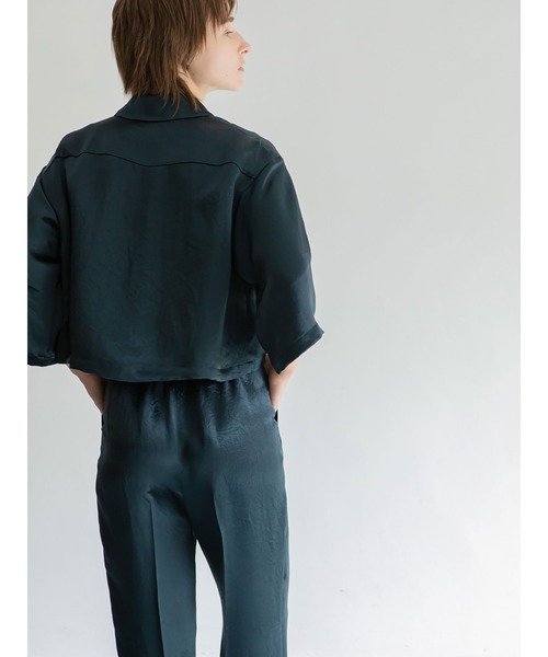 早い者勝ち！enchainement アンシェヌマン サテン　クロップドシャツ enchainement（アンシェヌマン）の「Satin Clopped Shirt